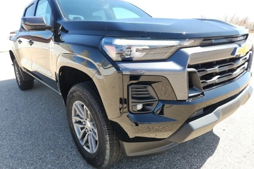2025 Chevrolet Colorado Work Truck LT photo 1