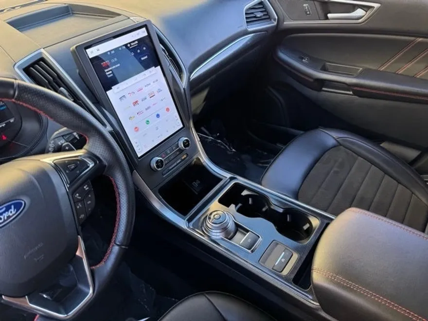 2022 Ford Edge ST photo 1