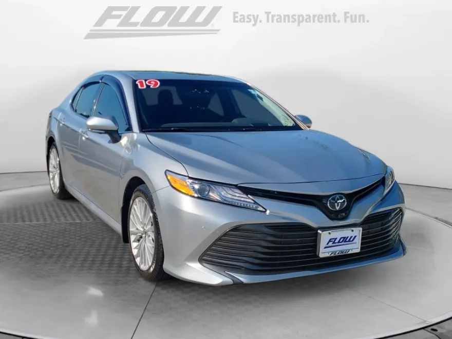 2019 Toyota Camry Hybrid XLE photo 1