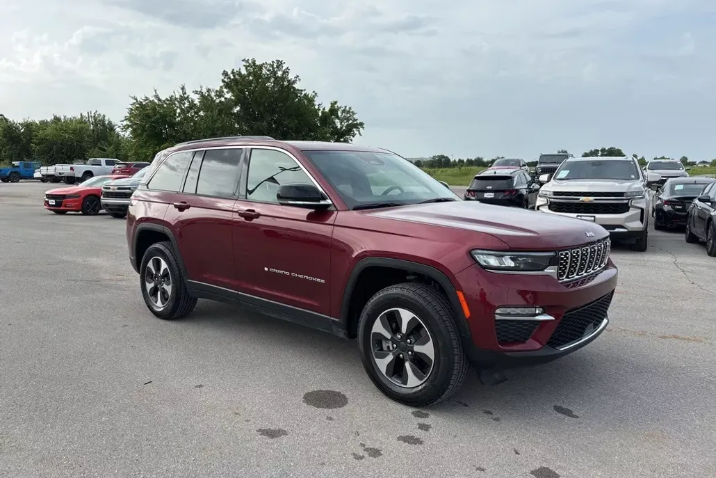 2024 Jeep Cherokee 4xe photo 1