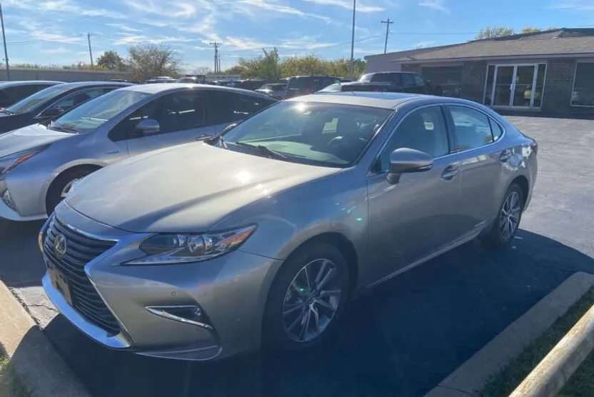 2016 Lexus ES 300h photo 1