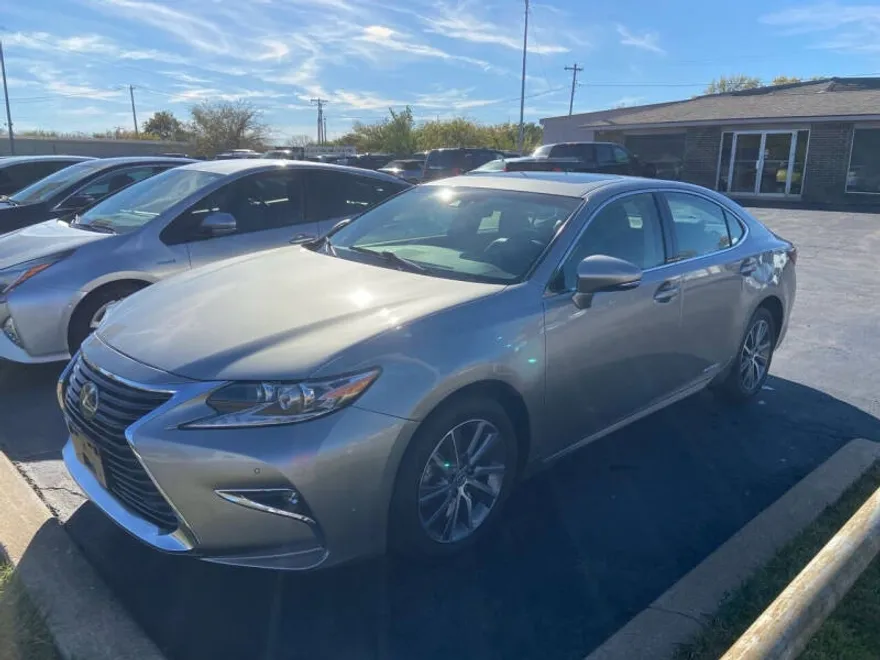 2016 Lexus ES 300h photo 1