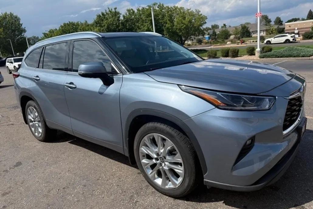 2022 Toyota Highlander Limited photo 1