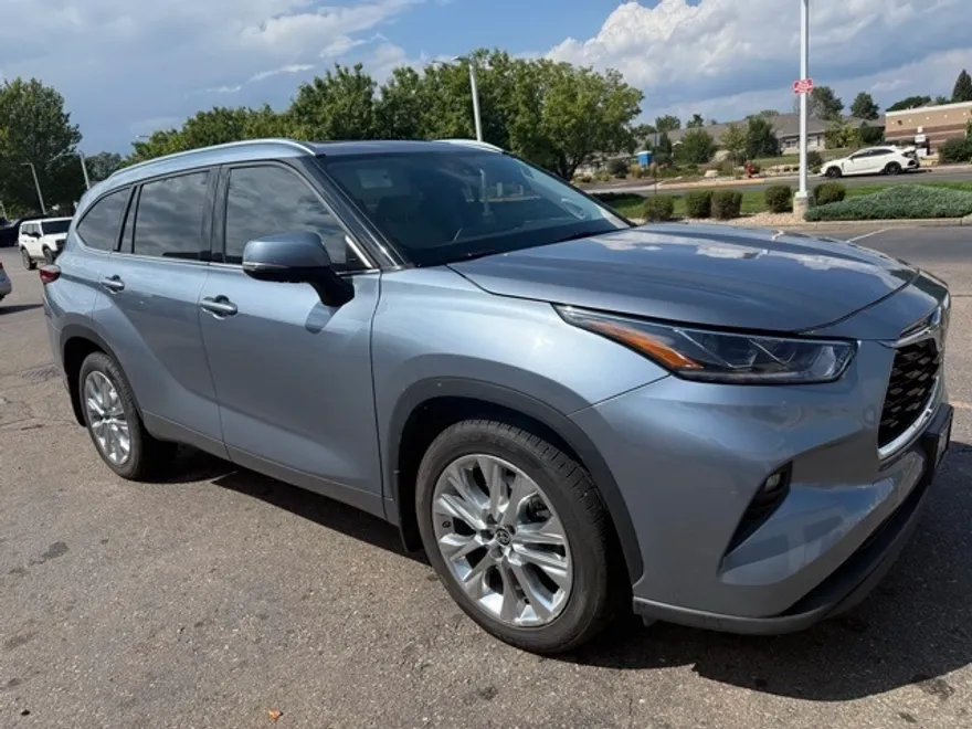 2022 Toyota Highlander Limited photo 1