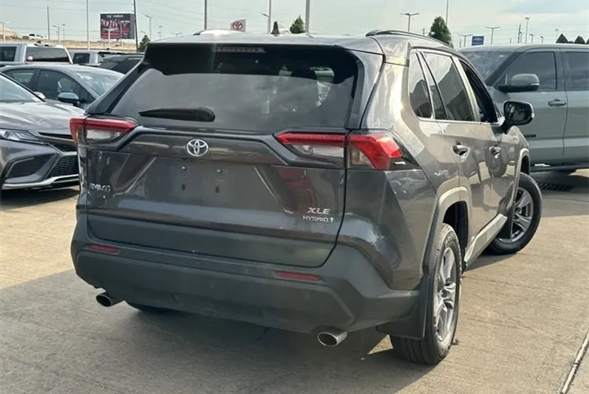 2022 Toyota RAV4 Hybrid XLE photo 1