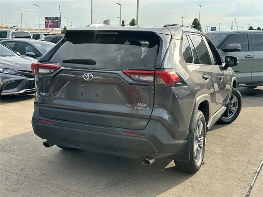2022 Toyota RAV4 Hybrid XLE photo 1