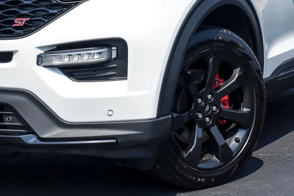 2023 Ford Explorer ST photo 1