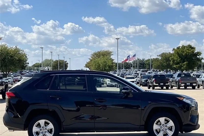 2021 Toyota RAV4 XLE photo 1