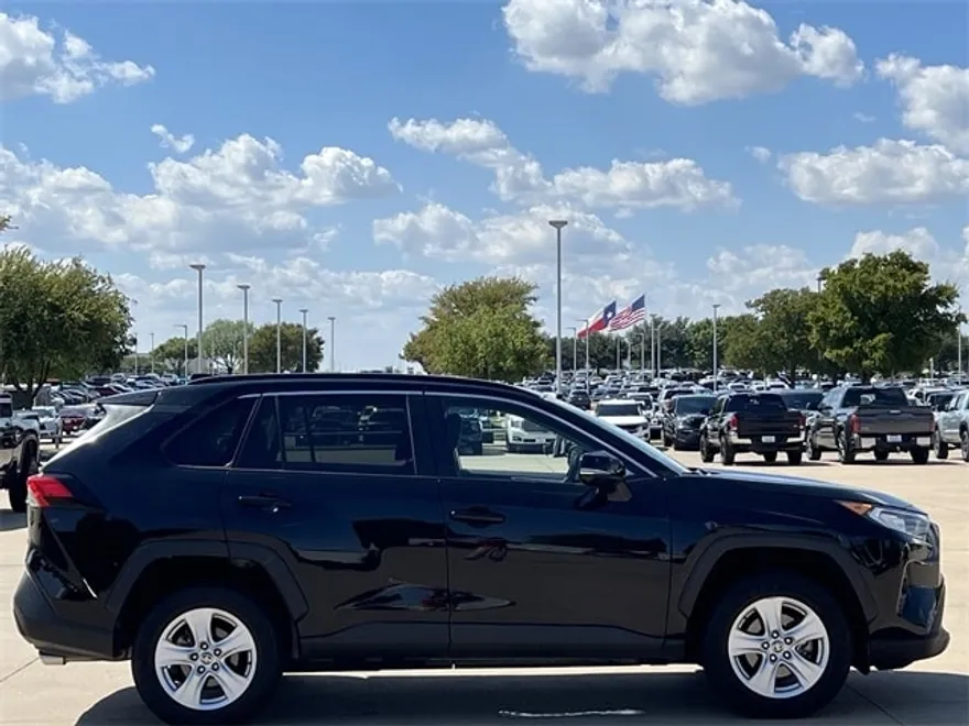 2021 Toyota RAV4 XLE photo 1