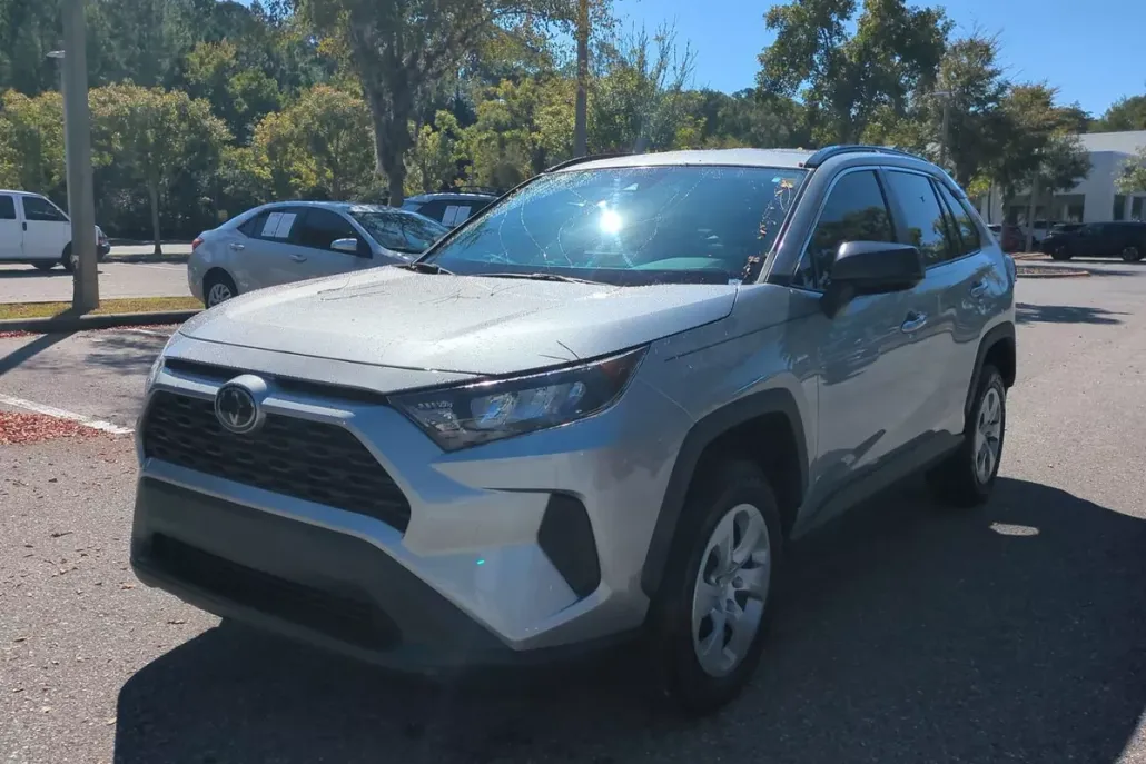 2021 Toyota RAV4 LE photo 1