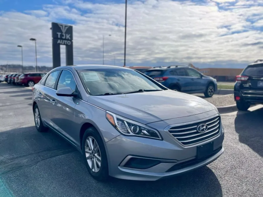 2016 Hyundai Sonata photo 1