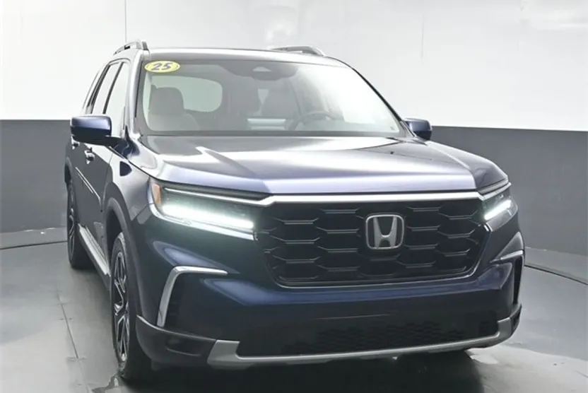 2025 Honda Pilot Touring photo 1