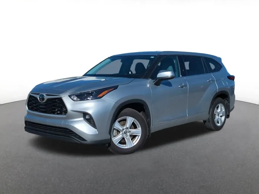 2022 Toyota Highlander LE photo 1
