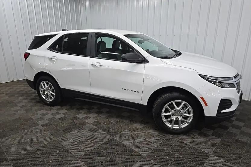 2022 Chevrolet Equinox LS photo 1