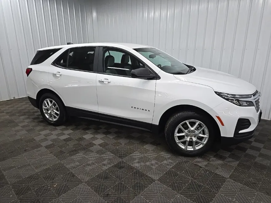 2022 Chevrolet Equinox LS photo 1