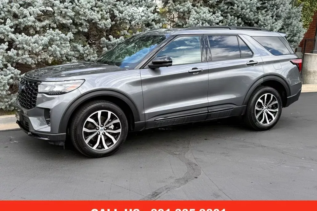 2025 Ford Explorer ST-Line photo 1