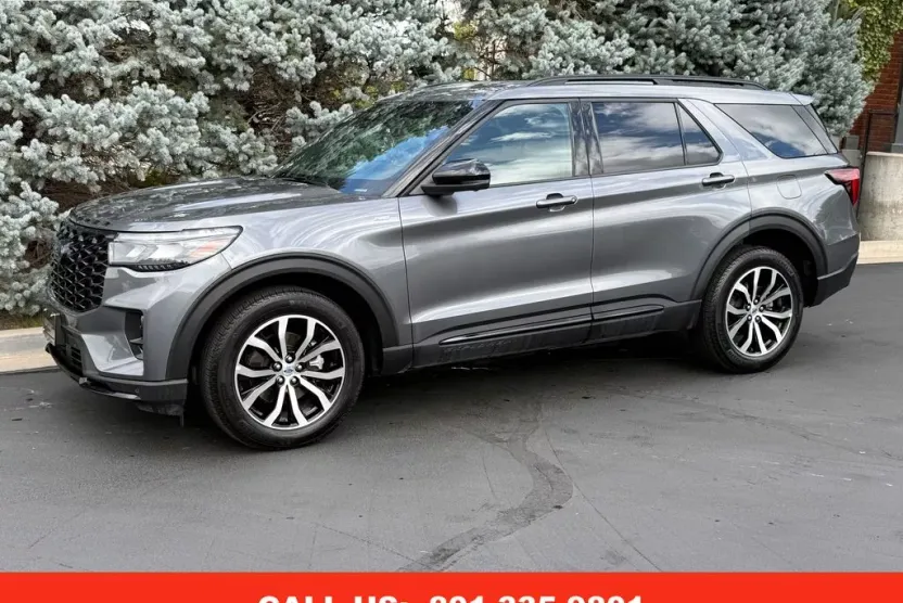 2025 Ford Explorer ST-Line photo 1