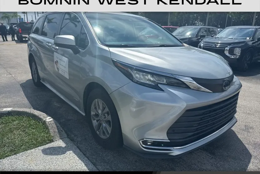 2021 Toyota Sienna XLE photo 1