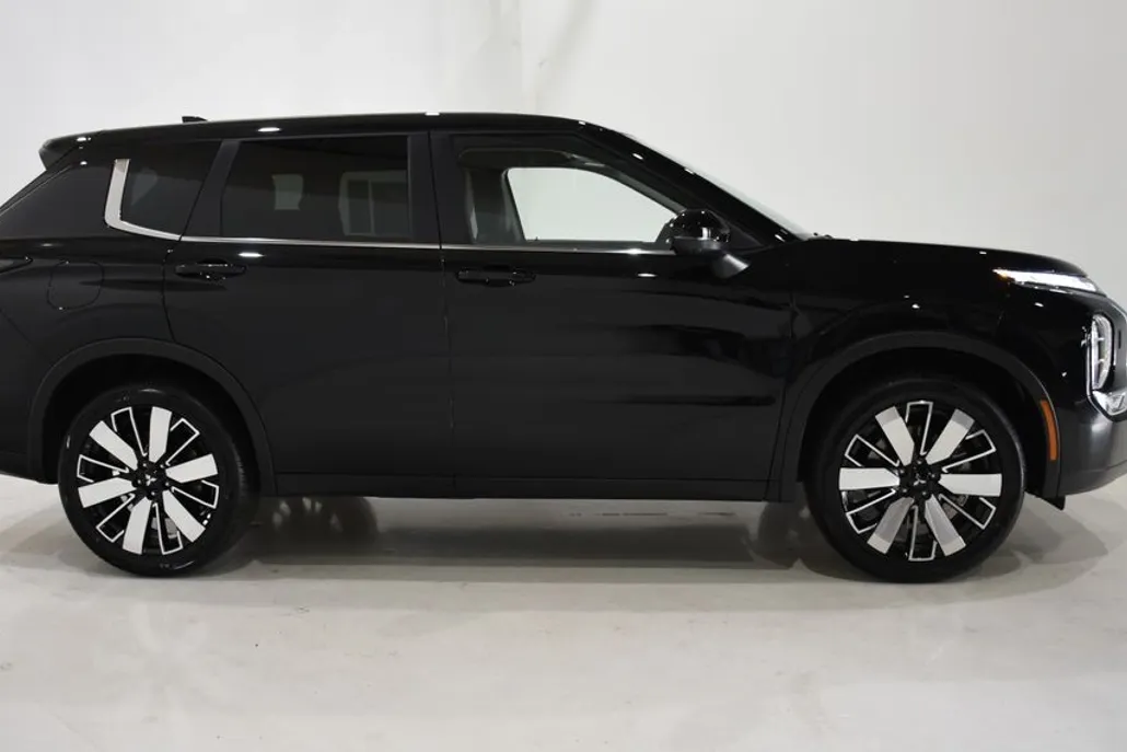 2025 Mitsubishi Outlander SE photo 1