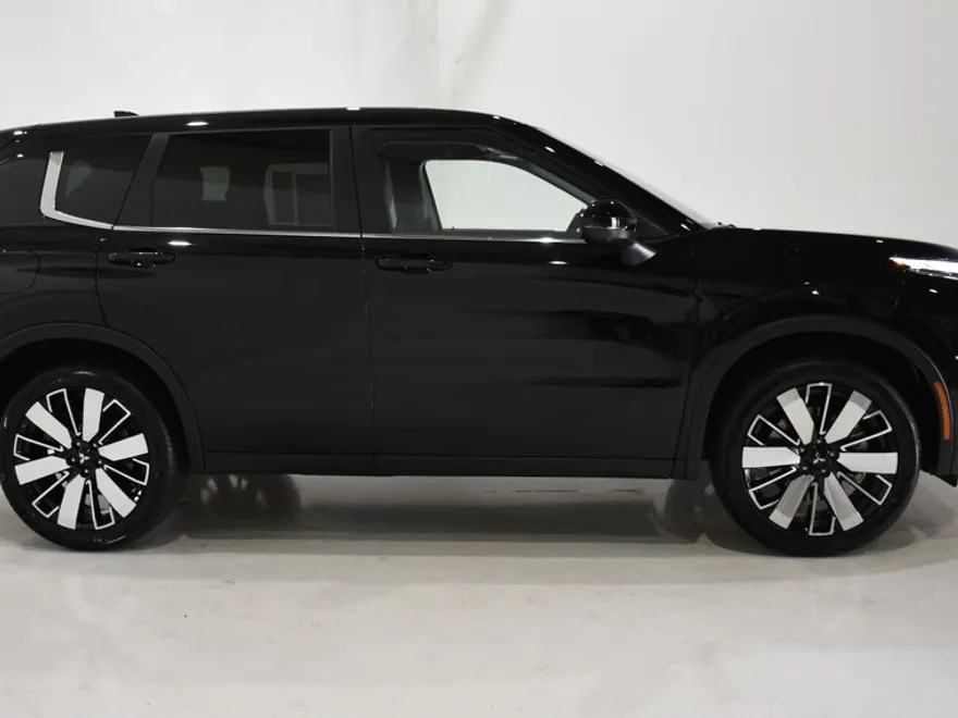 2025 Mitsubishi Outlander SE photo 1