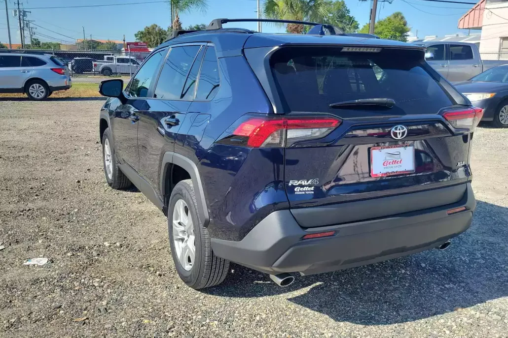 2021 Toyota RAV4 XLE photo 1
