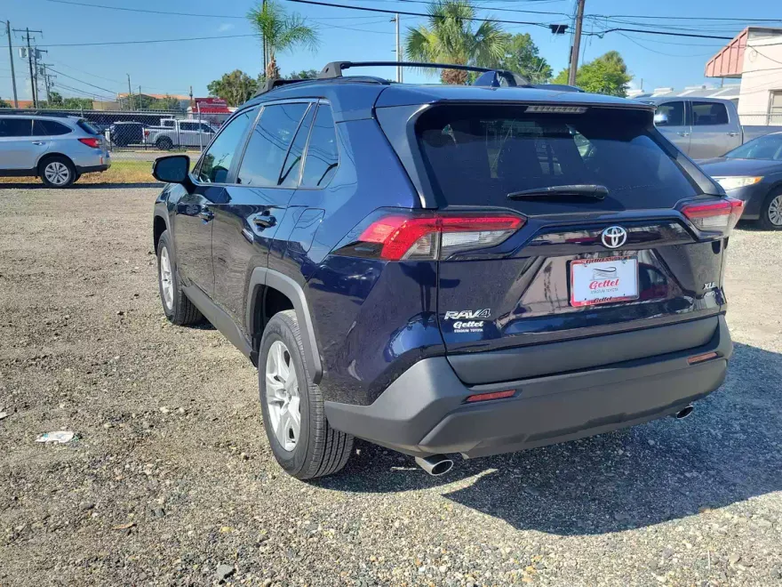2021 Toyota RAV4 XLE photo 1