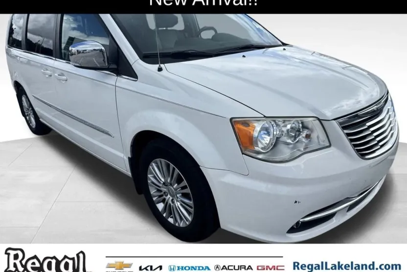 2013 Chrysler Town & Country photo 1