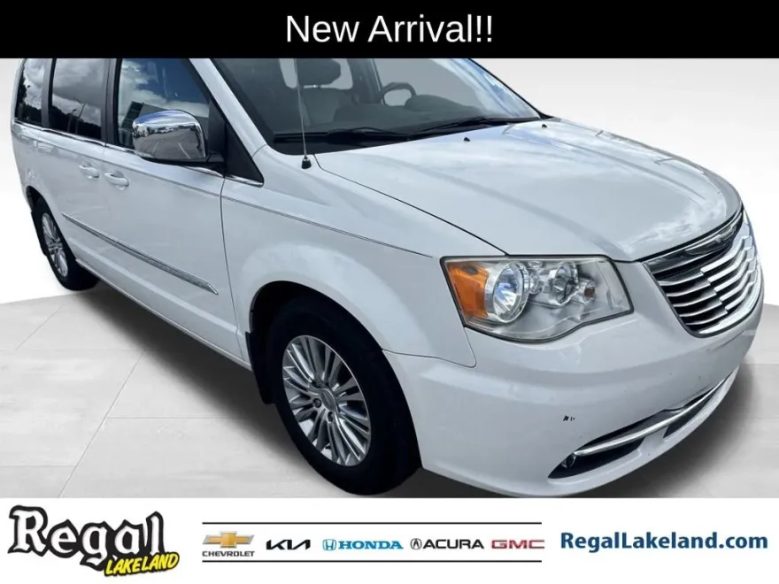 2013 Chrysler Town & Country photo 1