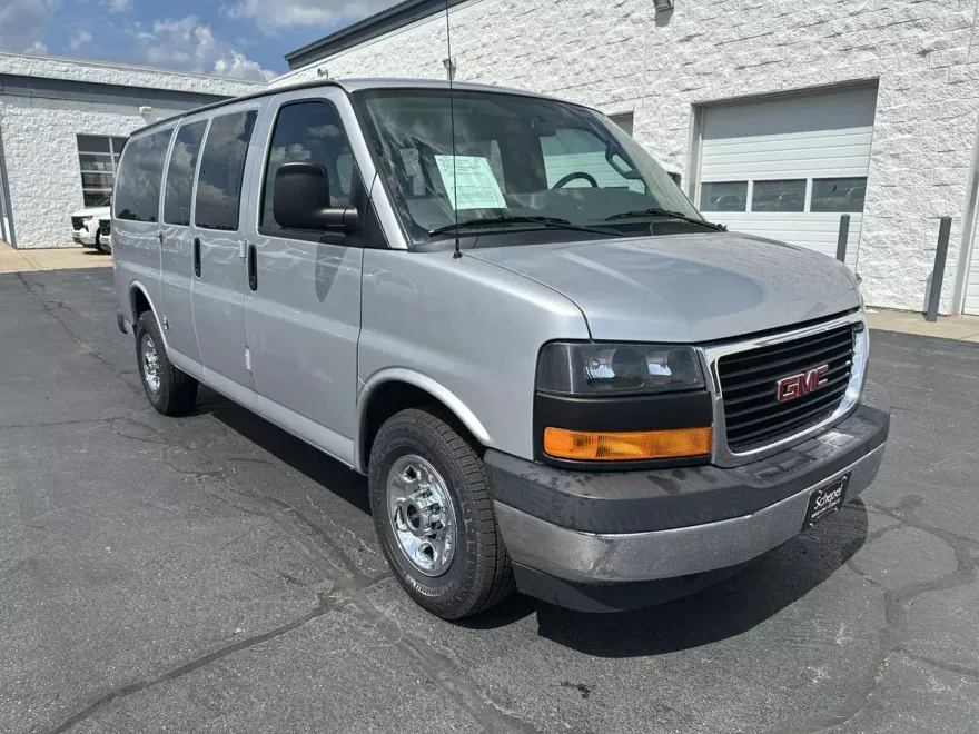 2017 Gmc Savana Passenger 2500 LT photo 1