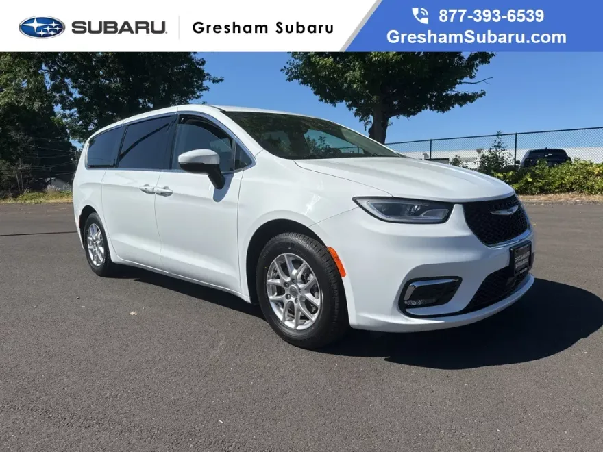 2023 Chrysler Pacifica Touring L photo 1
