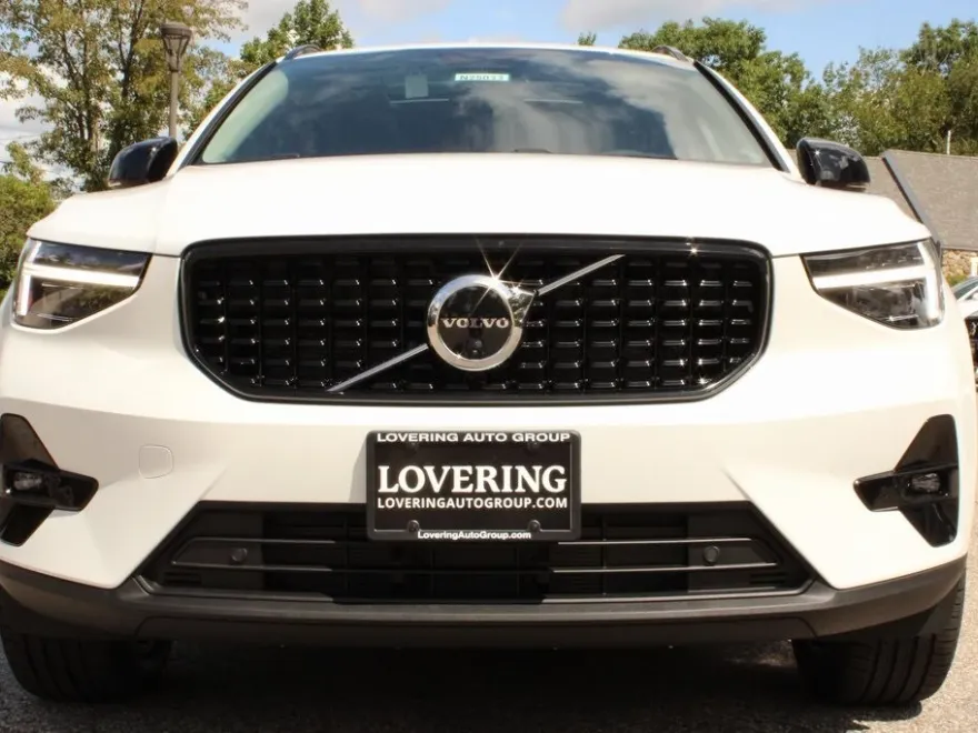 2025 Volvo XC40 Plus photo 3