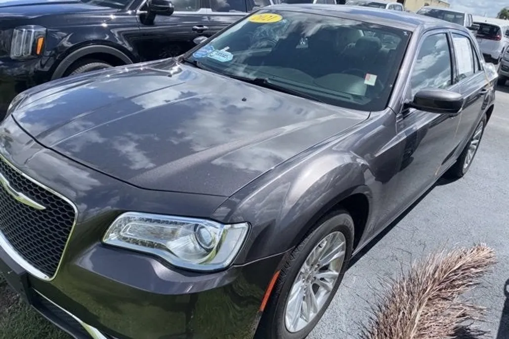 2021 Chrysler 300 Touring photo 1