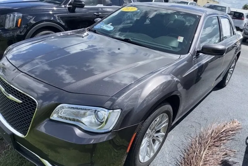 2021 Chrysler 300 Touring photo 1