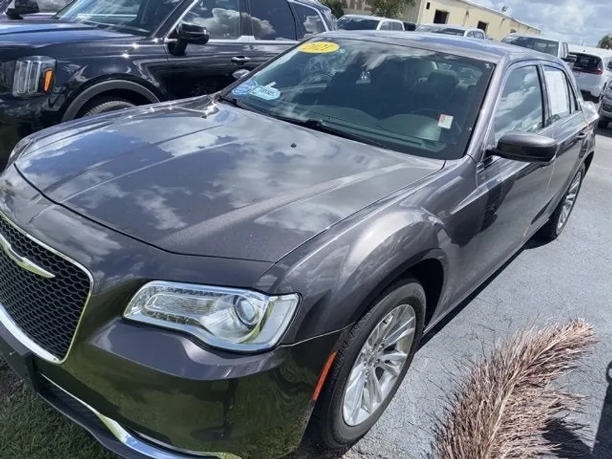2021 Chrysler 300 Touring photo 1
