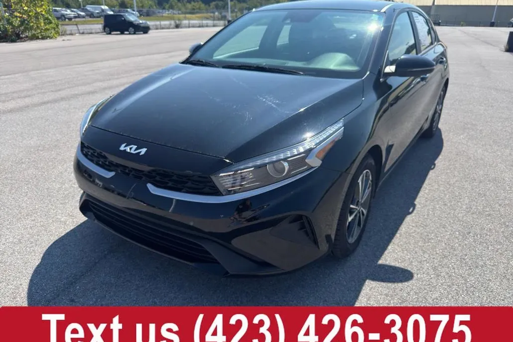 2023 Kia Forte LXS photo 1