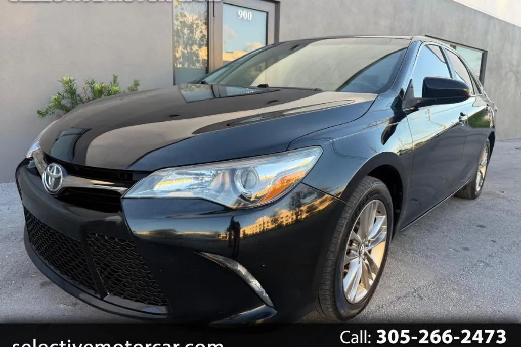 2017 Toyota Camry XLE photo 1