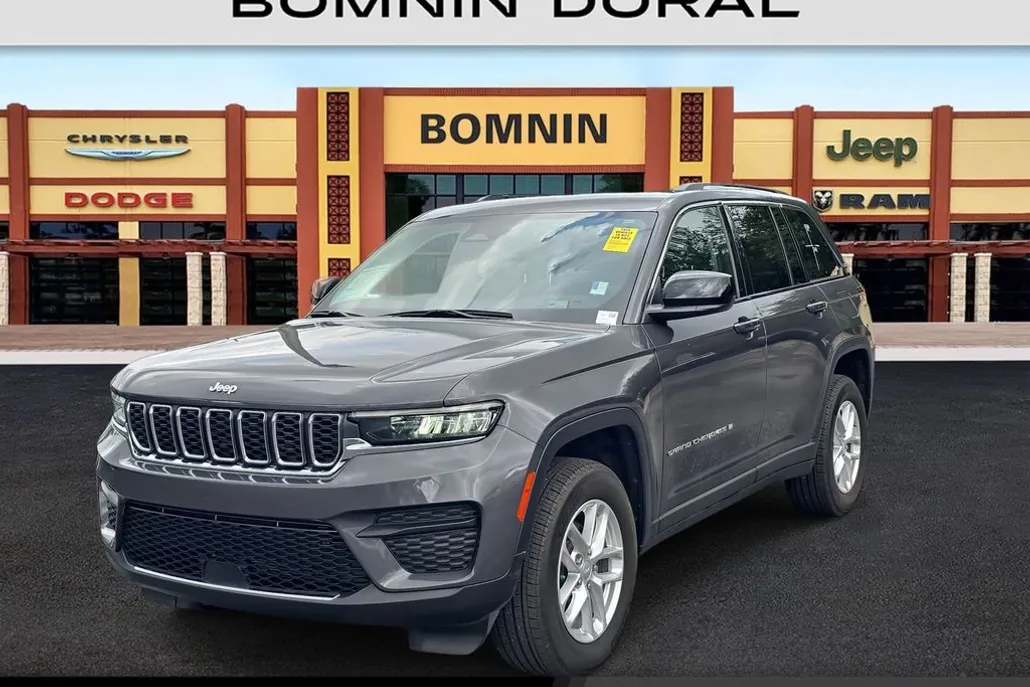 2023 Jeep Grand Cherokee Laredo photo 1