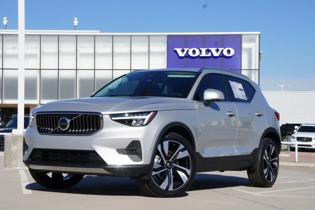 2025 Volvo XC40 Plus photo 1