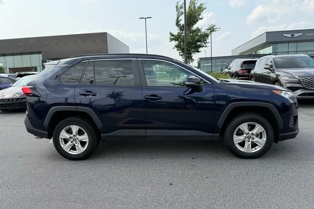 2021 Toyota RAV4 XLE photo 1