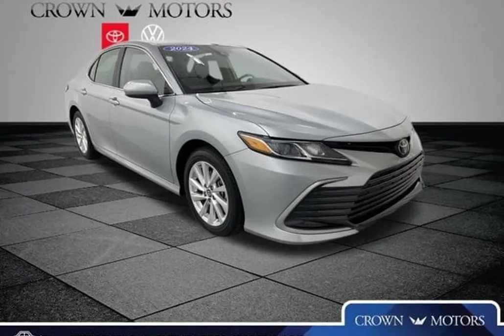 2024 Toyota Camry LE photo 1