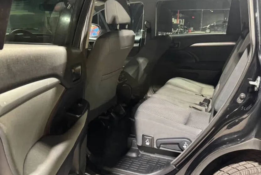 2016 Toyota Highlander LE Plus photo 1
