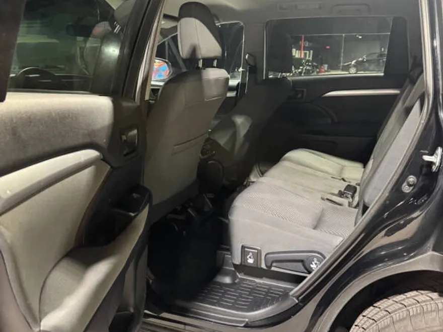 2016 Toyota Highlander LE Plus photo 1