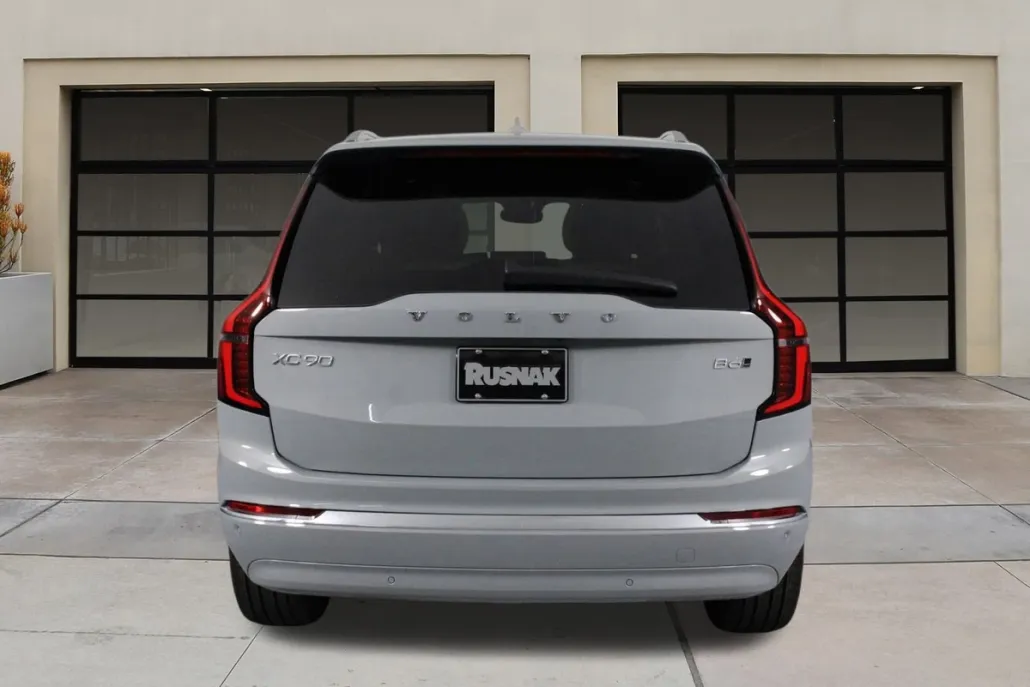 2026 Volvo XC90 Core photo 1