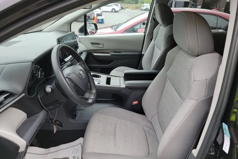 2023 Toyota Sienna LE photo 1