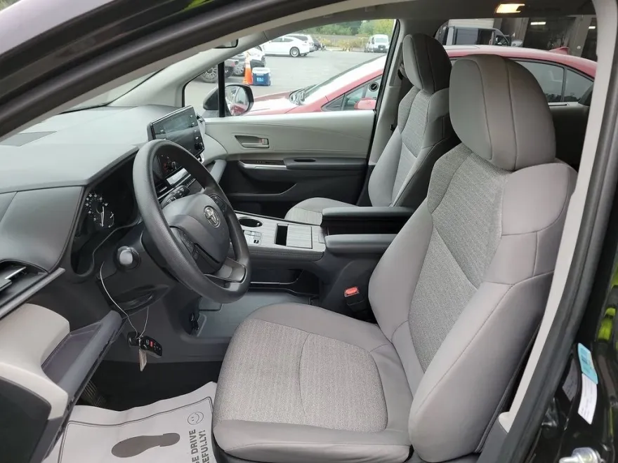 2023 Toyota Sienna LE photo 1