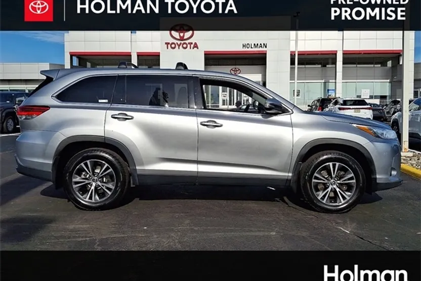 2019 Toyota Highlander LE photo 1