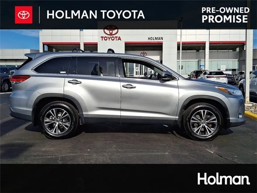 2019 Toyota Highlander LE photo 1
