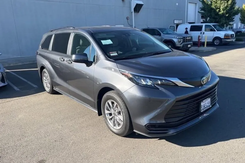 2025 Toyota Sienna LE photo 1