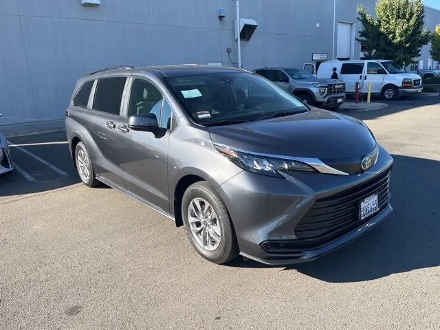 2025 Toyota Sienna LE photo 1