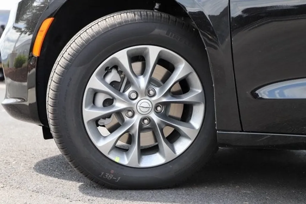 2026 Chrysler Pacifica photo 1